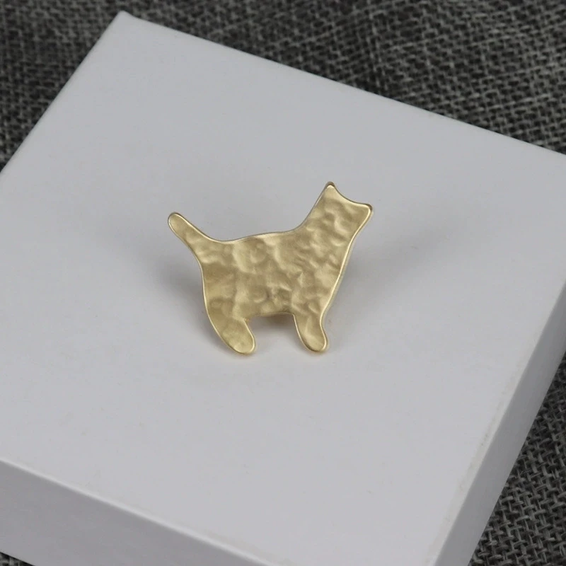 Fun and Cute Style Pale Gold Color Hammer Pattern Matte Cat and Dog Shaped Brooch Pet Enthusiast Party Decoration Brooch