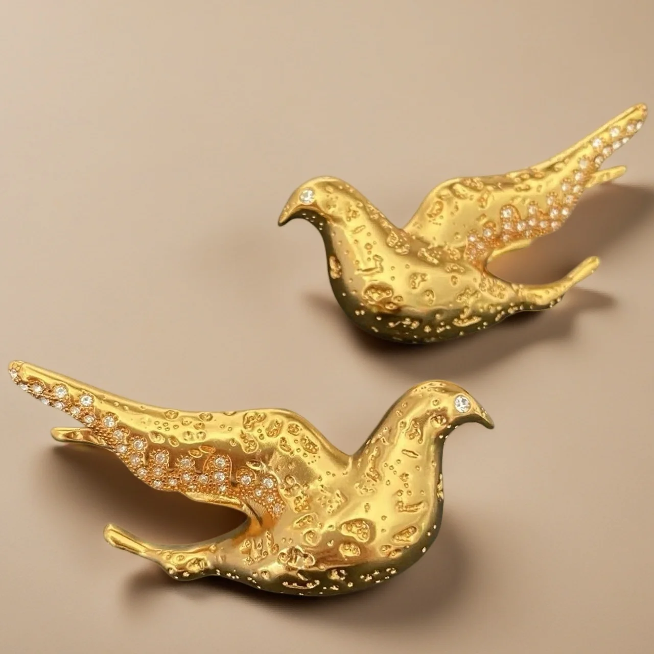 orecchini-asimmetrici-vintage-yuri-ailey-con-colomba-della-pace-in-oro-martellato-orecchini-a-perno-con-uccello-in-volo-testurizzato-gioielli-animali-per-donne
