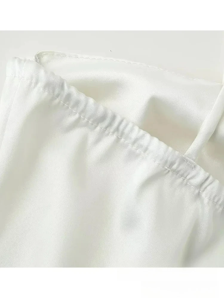 ชุดเดรสผ้าซาตินสีขาวเรียบหรูสไตล์เซ็กซี่ชิคสำหรับผู้หญิง แบรนด์ KONDALA แบบสายเดี่ยวไม่มีแขน แต่งระบายลายดอกไม้ยาว  แฟชั่นใหม่ประจำฤดูใบไม้ผลิและฤดูร้อนปี 2025