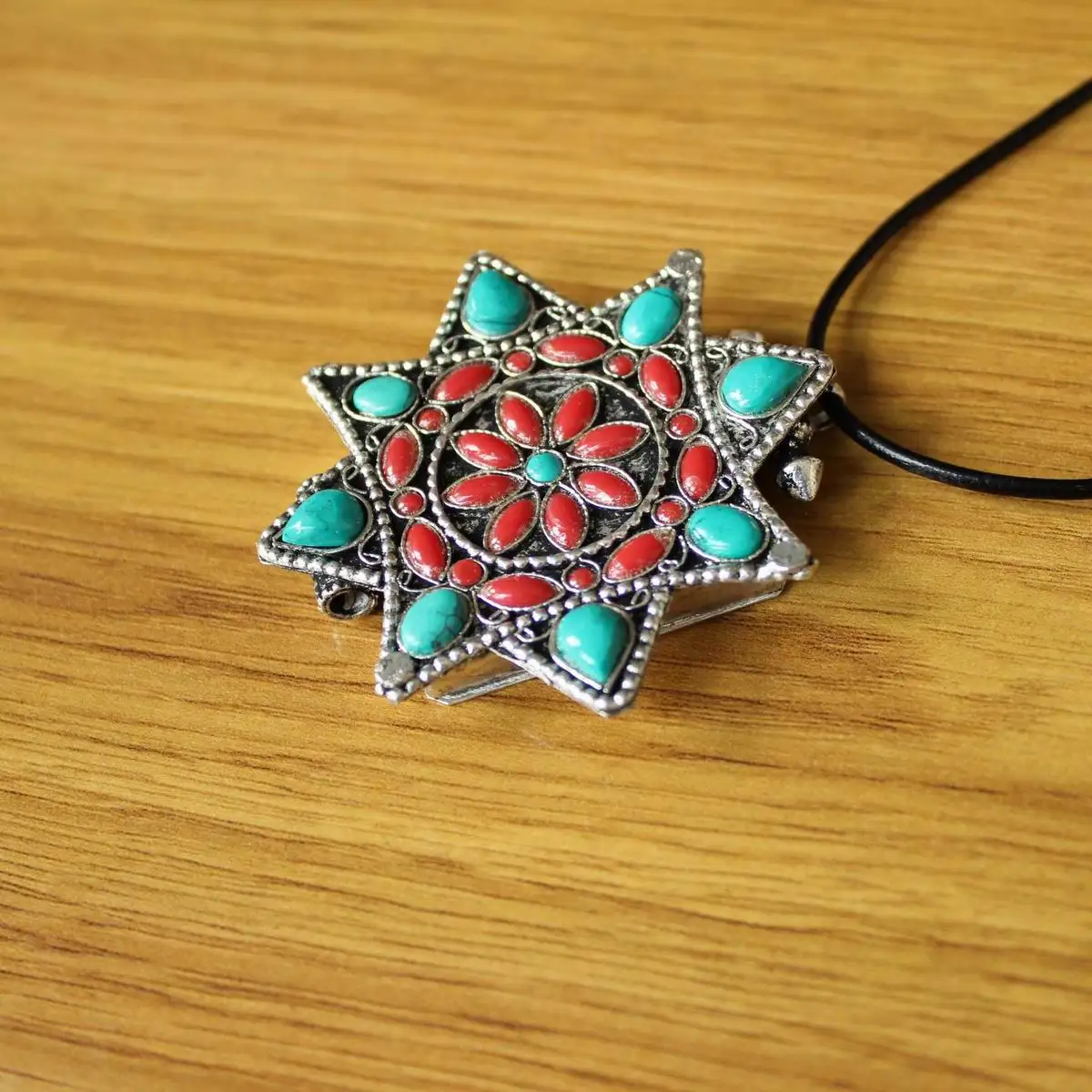 PN283 Tibetan Silver Metal Inalid Turquoises & Red Glass Beads Star Flower Prayer Box Gau Pendant Necklace For Women