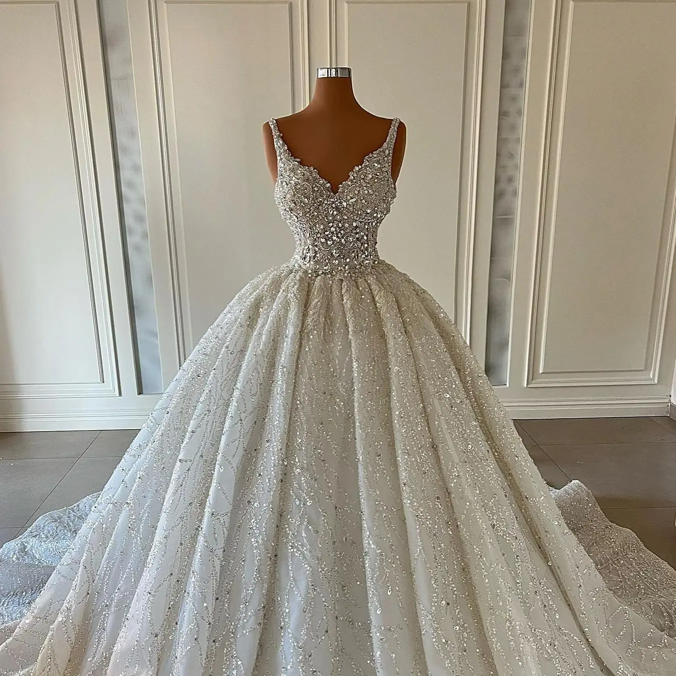 Wspaniała suknia ślubna z dekoltem w serek aplikacje mieniące się kryształy formalne suknie ślubne Custom Made New Arrival Robe De Mariée