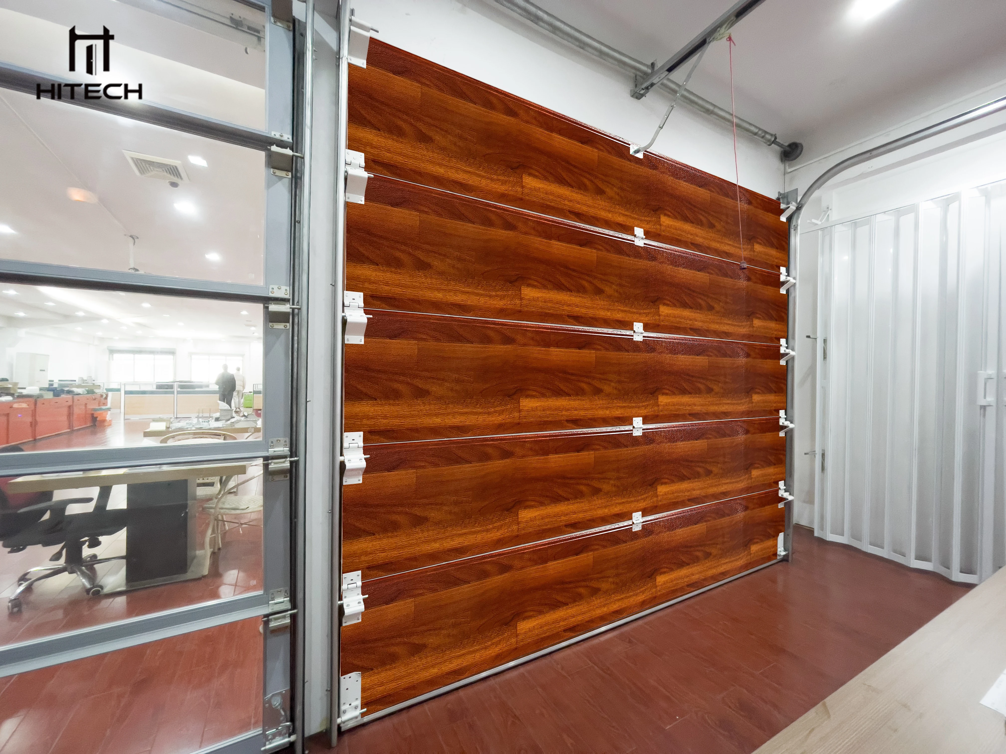 Hitech Moderne Garagentore mit ferngesteuertem Glas und Schnittfläche aus Aluminium mit Fenstern