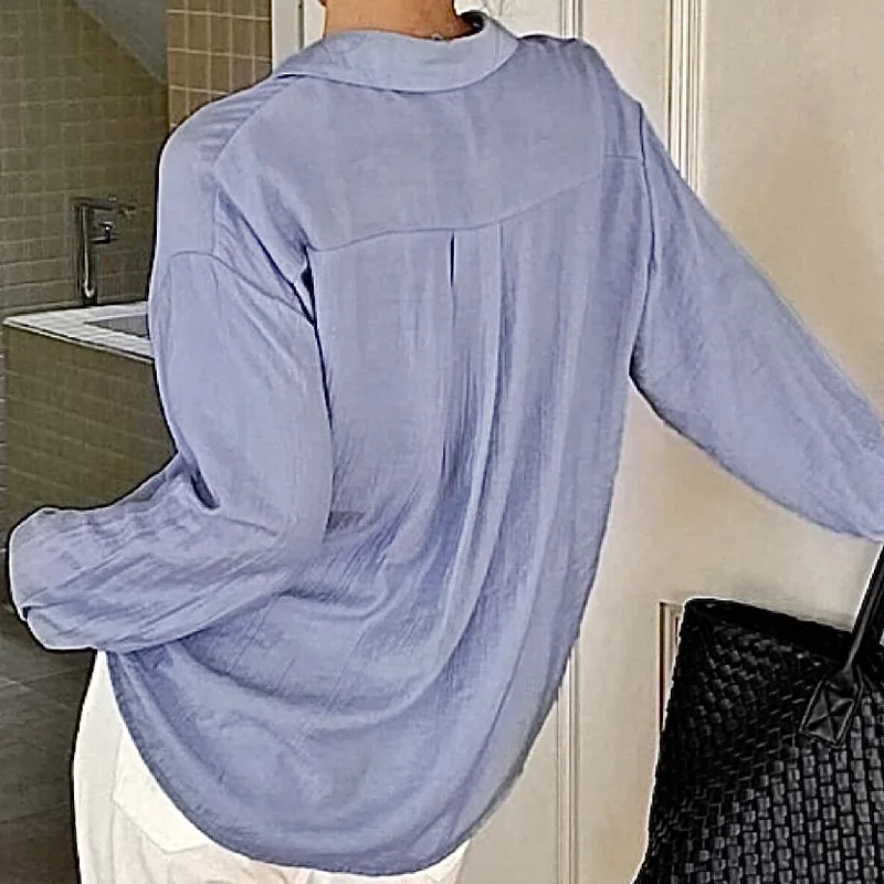 Długi, luźny płaszcz damski z paskiem, z mieszanki bawełny, w kolorze niebieskim, modny trend jesień 2025.