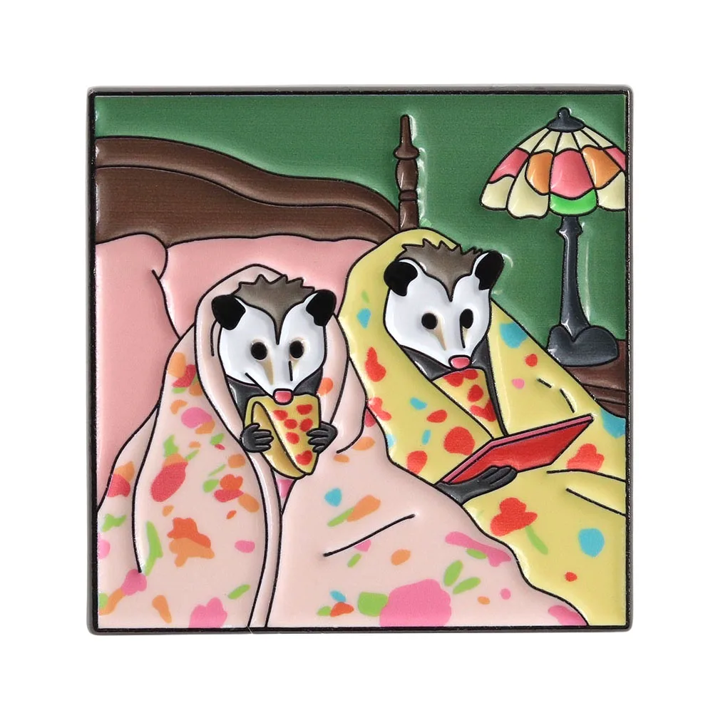 Lustige Opossum-Emaille-Anstecknadel: Pizza essend, im Bett lesend – Süße Possum-Brosche, gemütliches Trash-Panda-Schmuckgeschenk für Freunde und Buchliebhaber – Detail 1