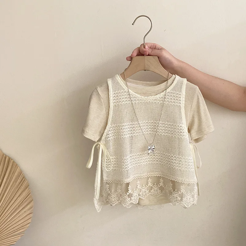 Корейский комплект лета 2025 года для девочек, новый полый кружевной жилет, однотонный кружевной повседневный джинсовый комплект с короткими рукавами, комплект из трех предметов