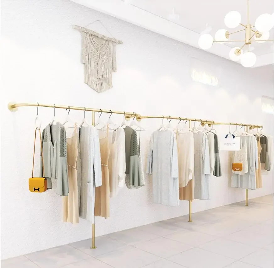 

Минималистичная настенная вешалка на полке магазина одежды