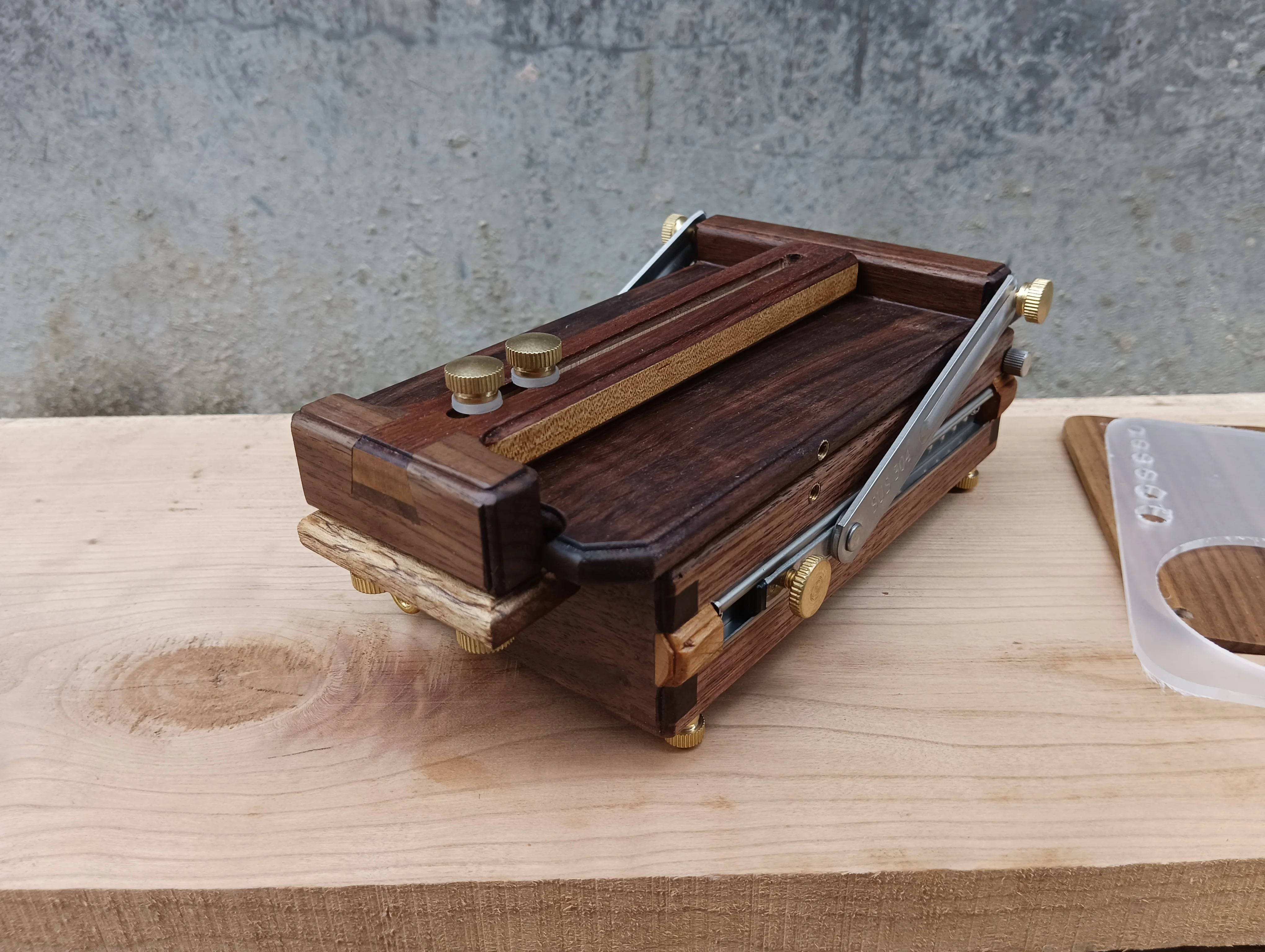 

Небольшая однослойная персонализированная коробка для хранения акварельных картин маслом