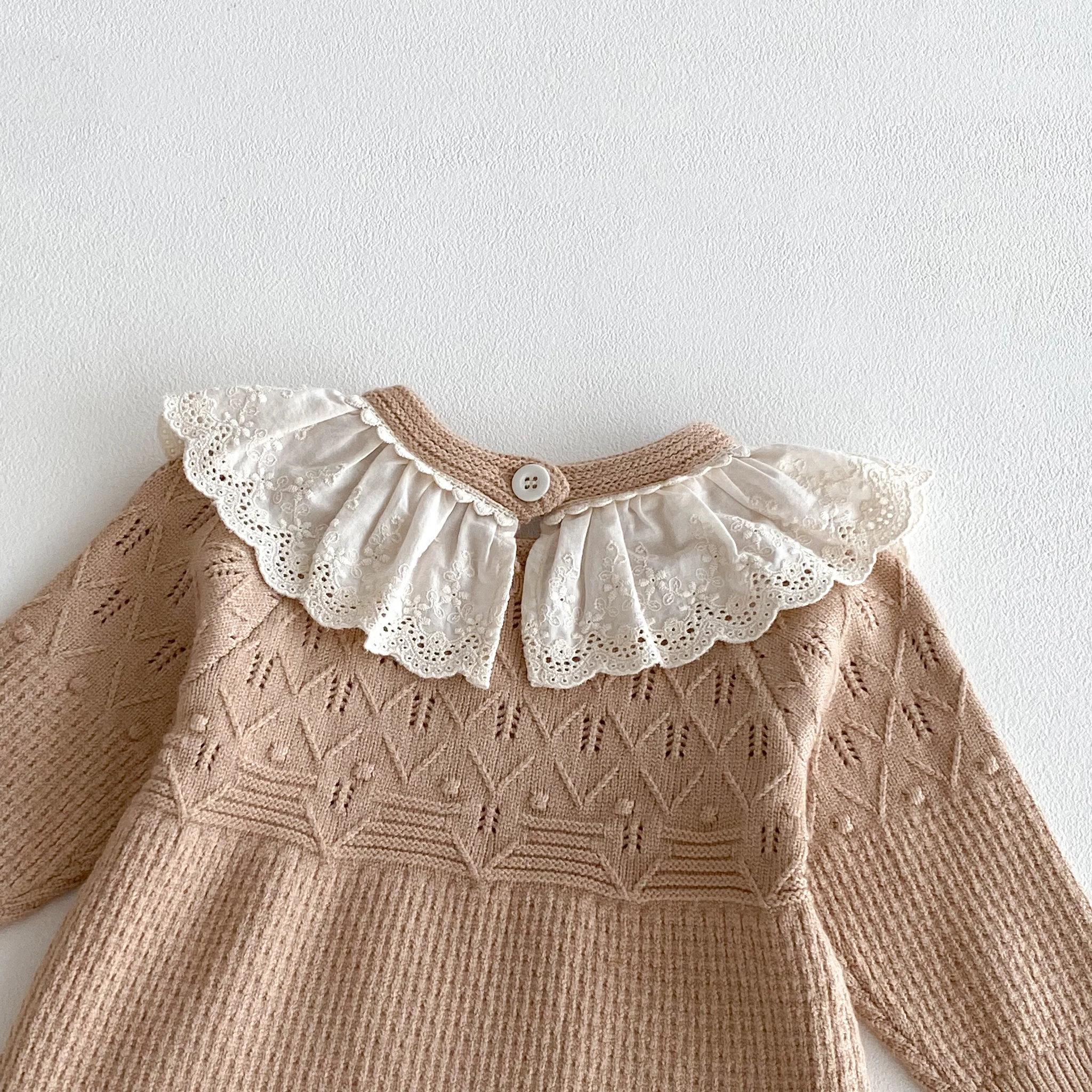 INS Herbst-Baby-Spitzen-Strick-Body mit Puppenhalsausschnitt, Langarm-Retro-Strampler für Mädchen – Detail 6