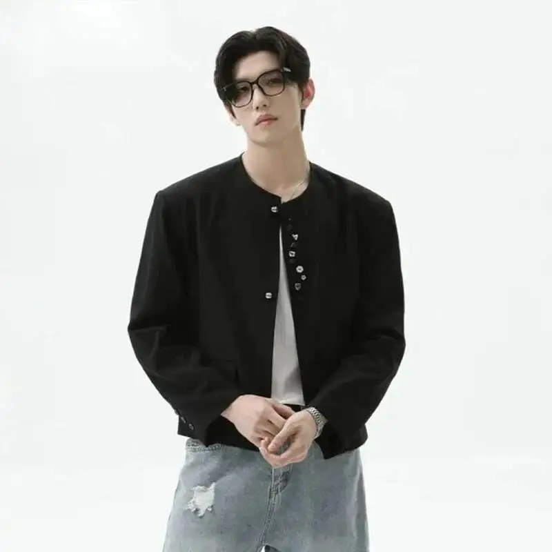 

Niche Design Collarless Men's Blazer Jacket Irregular Button Design High End Casual Short Style Suit Coat 2026 New 9XCS8V
