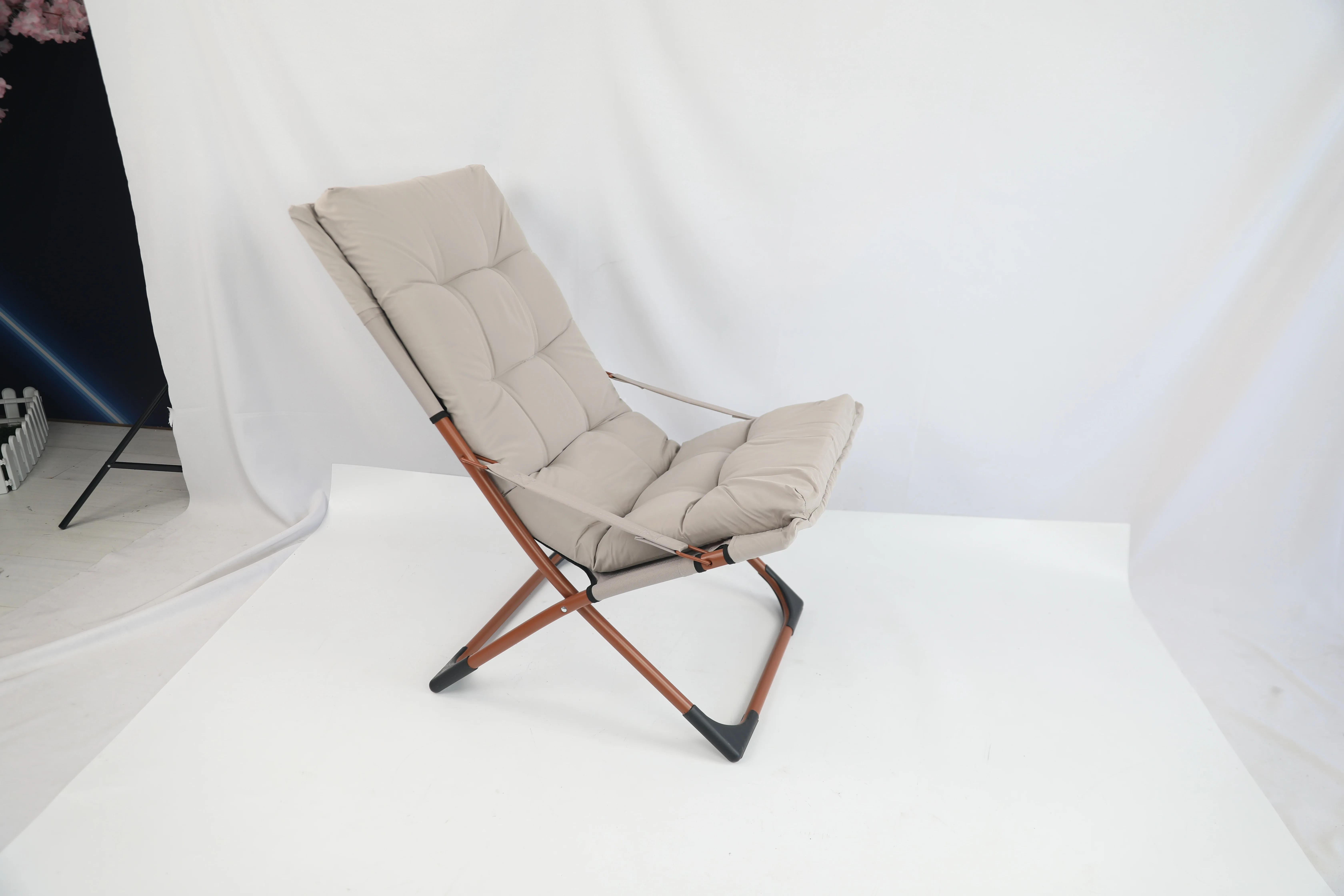 Modern Sell Well New Type Polyester Cotton Clip Milk Tea Portable Cheap Outdoor Beach Chair For Bathroom