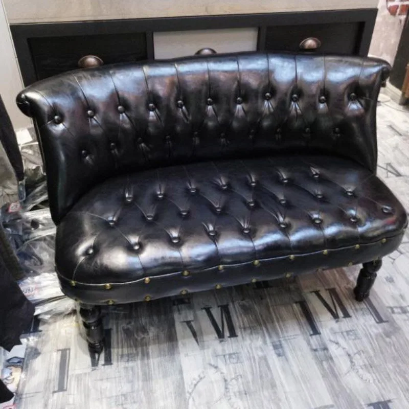 Petit salon de style américain pour appartements individuels, doubles, triples ou deux chambres, idéal pour les magasins de vêtements économiques.