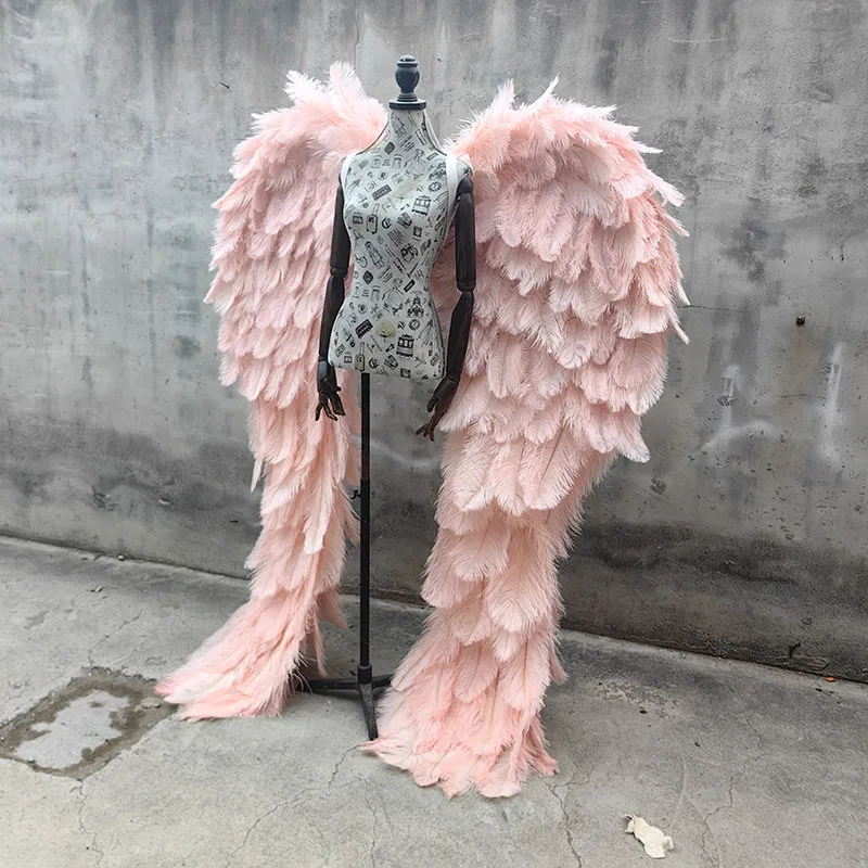 beautiful and elegant, the stage performance, the model performance, the ostrich feather cloak, the angel wing prop.