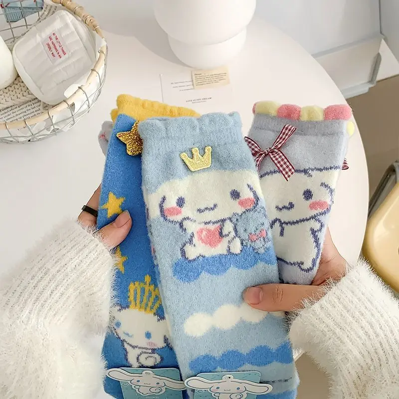 Miniso novo kawaii bonito sanrio animação dos desenhos animados cinnamoroll meias de pelúcia meias de chão meias de dormir quente presente de natal para meninas