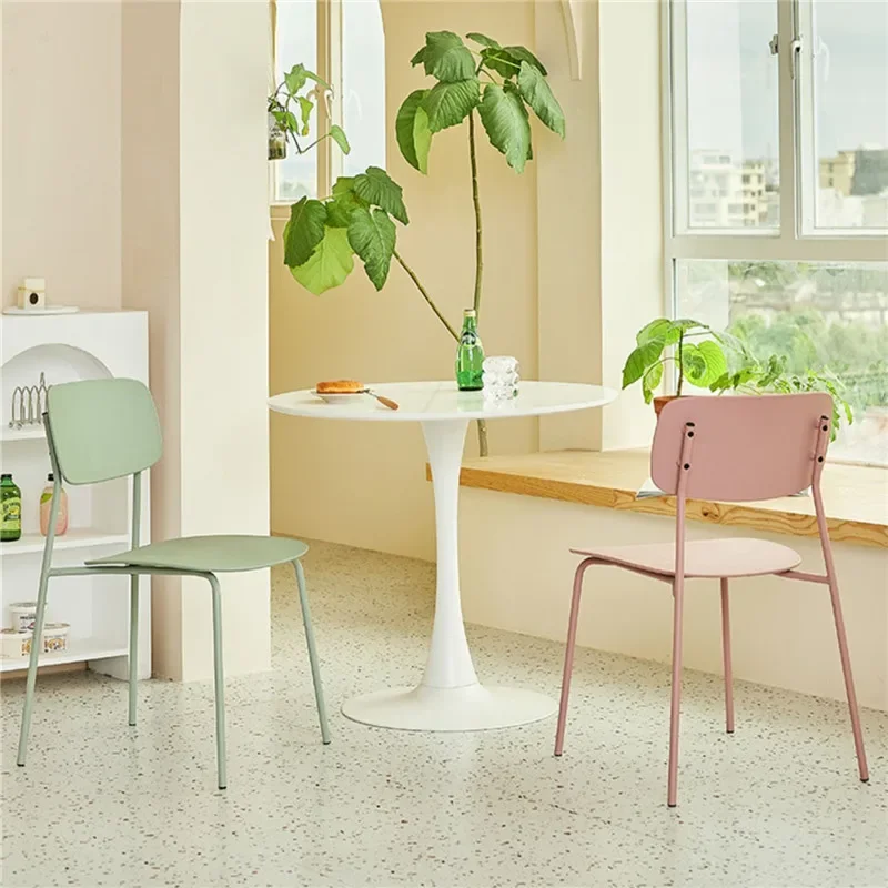 Chaise nordique à dossier en plastique pour adultes, chaise de salle à manger simple, réseau rouge, tabouret de loisirs empilable, table à manger épaissie pour la maison