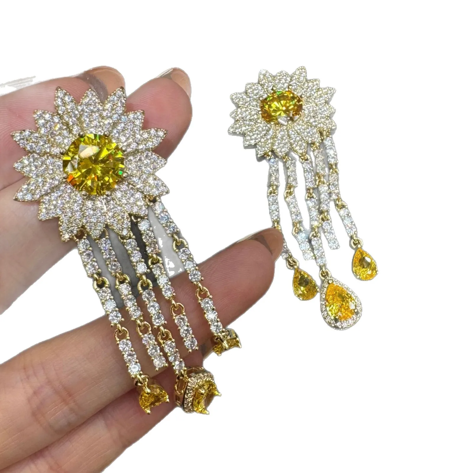 ต่างหูพู่ยาวประดับเพทาย เครื่องประดับแฟชั่นสำหรับผู้หญิง ต่างหูห้อยระย้าดีไซน์หรูหรา ประดับด้วยเพทายระยิบระยับ