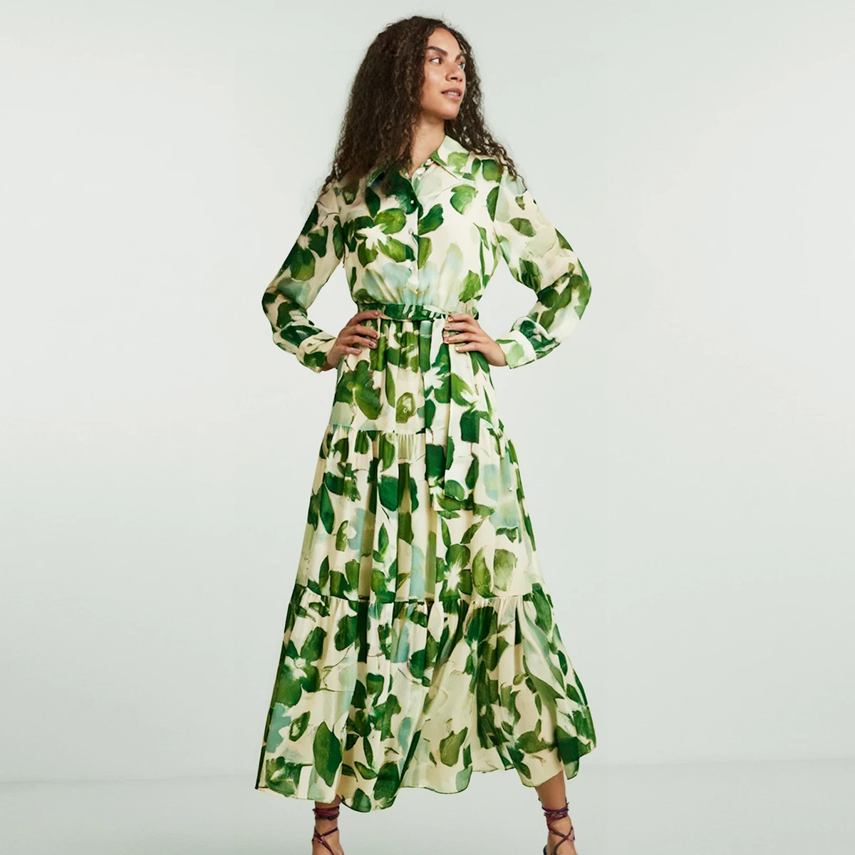 فستان CHCH النسائي 2025 ربيع جديد بأكمام طويلة وياقة زهرة خضراء للإجازة