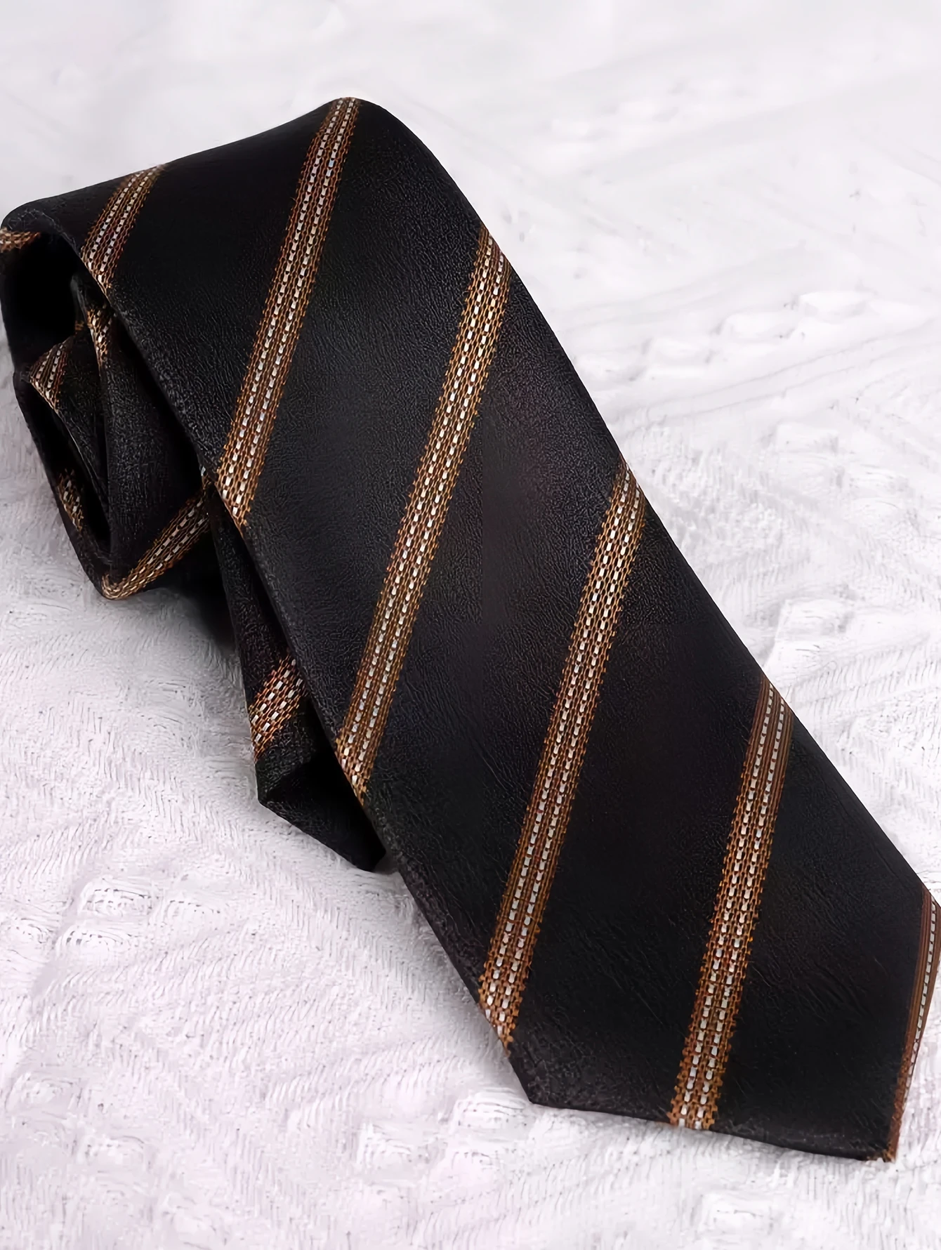 Eine handgefertigte, unisex, kaffeebraun gestreifte, handgebundene Krawatte im klassischen Stil, vielseitig einsetzbar, ein Muss für die Schulanfangssaison, erhältlich in mehreren Farben, kann mit Uniformen kombiniert werden, kann als Geschenk verschenkt werden. – Detail 5
