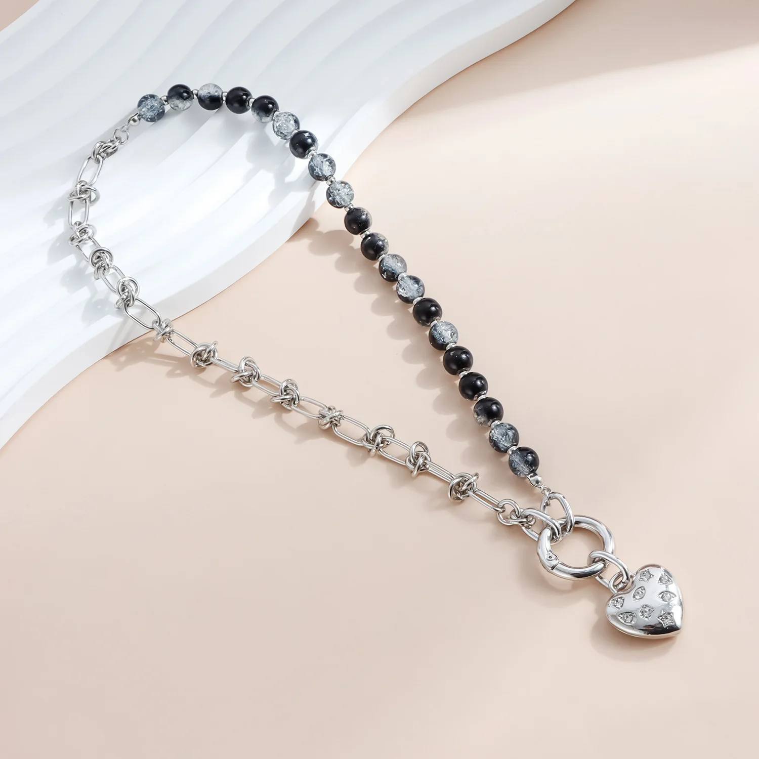 Cross border niche jewelry Y2K black and white bead splicing collarbone chain, sweet and cool thorn heart necklace