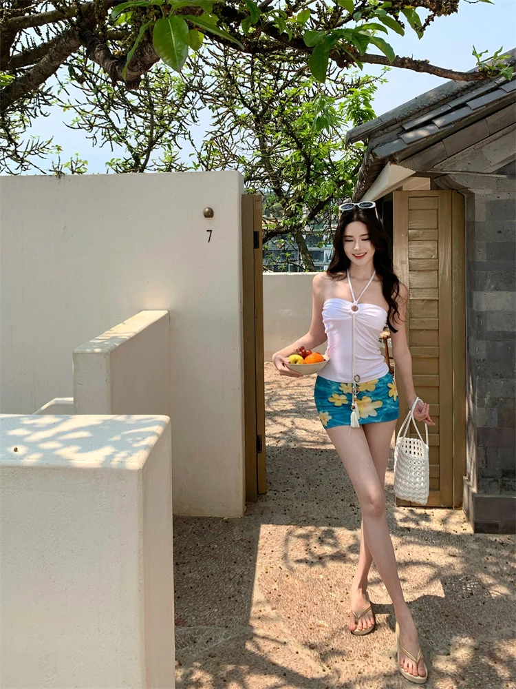 توب قصير نسائي أبيض بدون حمالات على الطراز التايلاندي، مثير للصيف والرحلات، تصميم أنيق وضيق