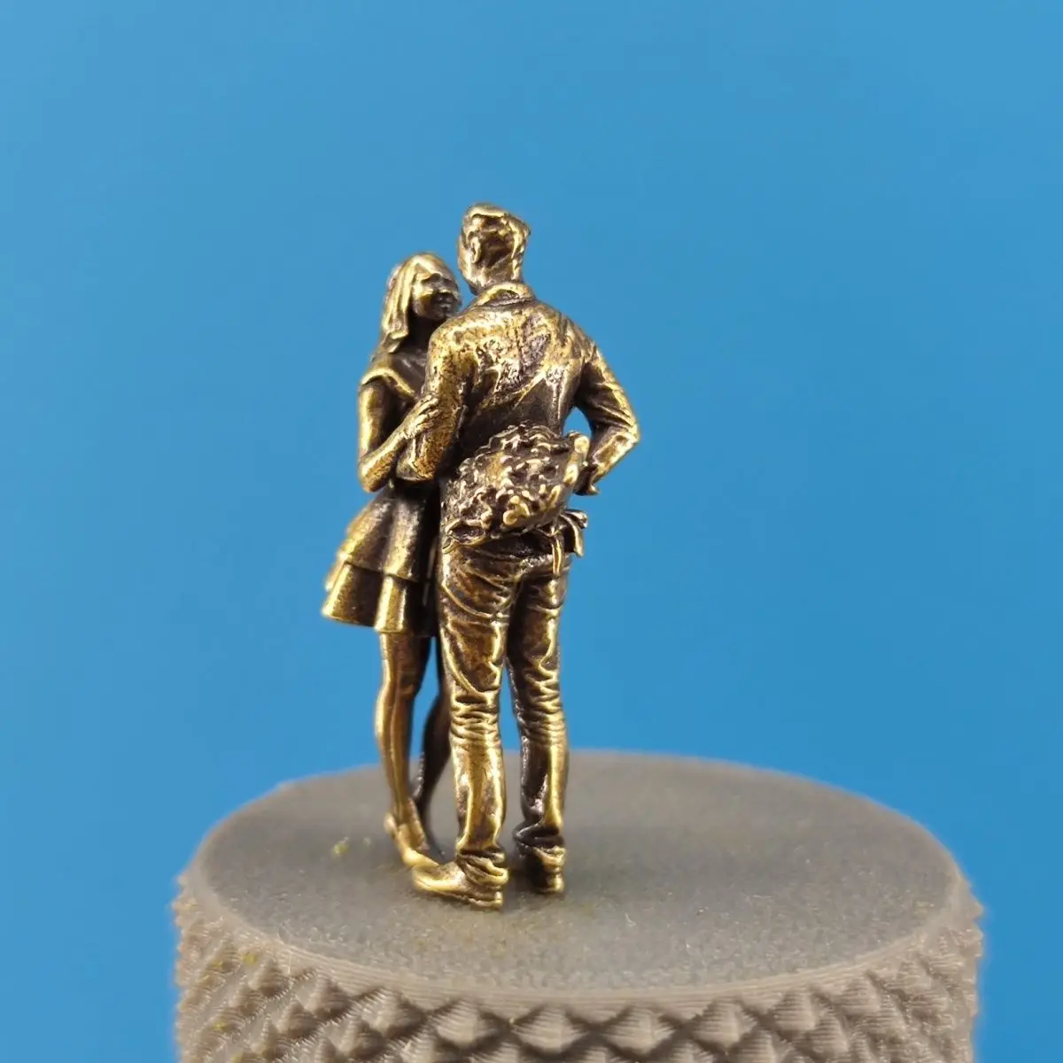 2.9cm Antique Brass Timeless Love Sculpture Couple with Flowers Miniature for Terrariums, Romantic Desk Decor & Collectible