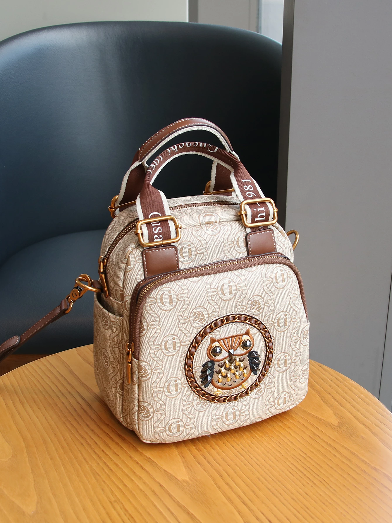 

Large-capacity lightweight fashion new 2025 handbag retro niche design owl pillow handbag shoulder slung handbag large-capacity