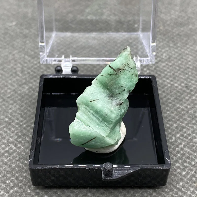 100% natural pure body, high-quality emerald raw stone mineral specimen, healing crystal gem collection+Box size：35*35*35mm