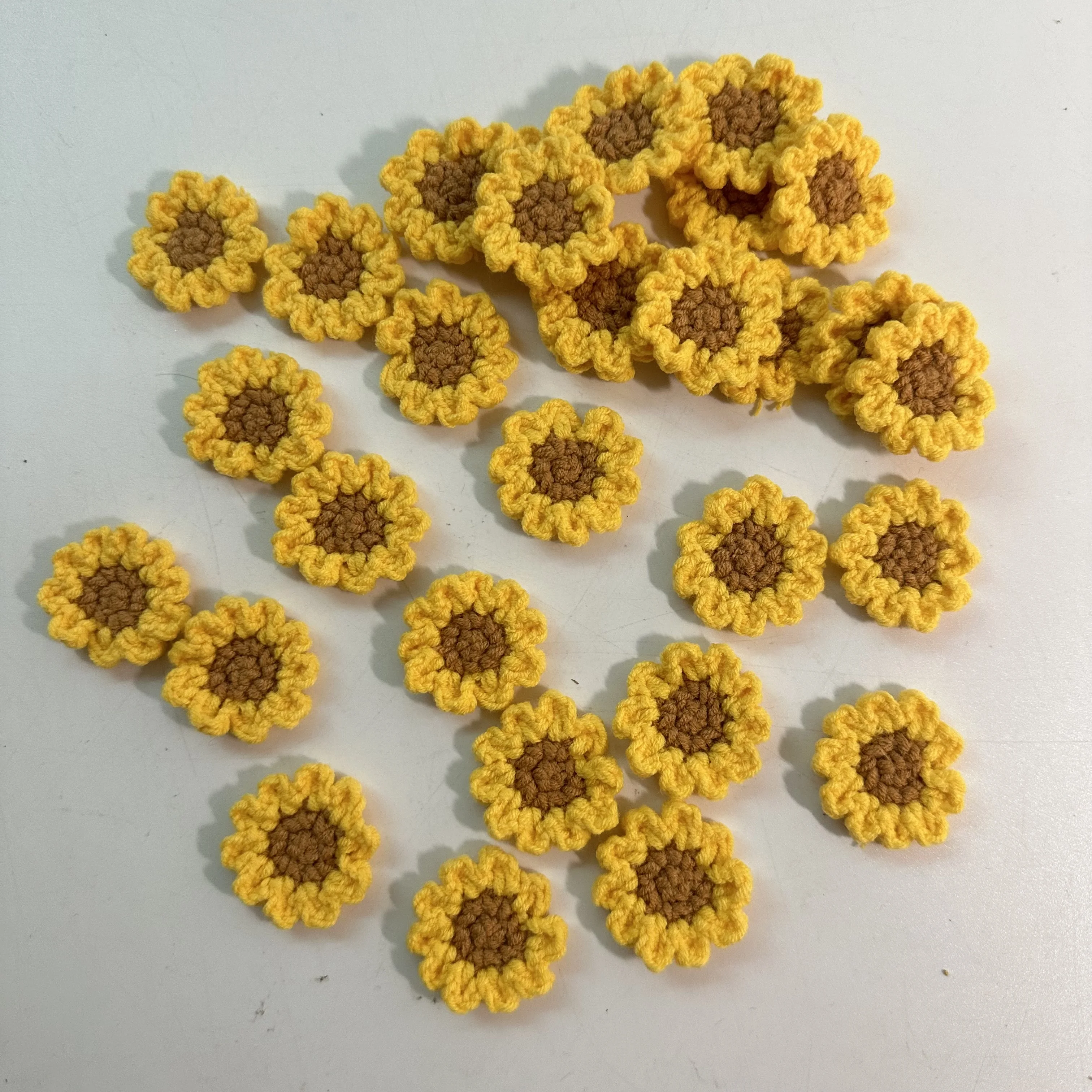 10pcs/Lot Handmade 3CM Hand Knitt Crochet Sunflower 3D Flower Knitted Quilt Applique Patch Craft Ornament DIY Hairpins Hat Decor