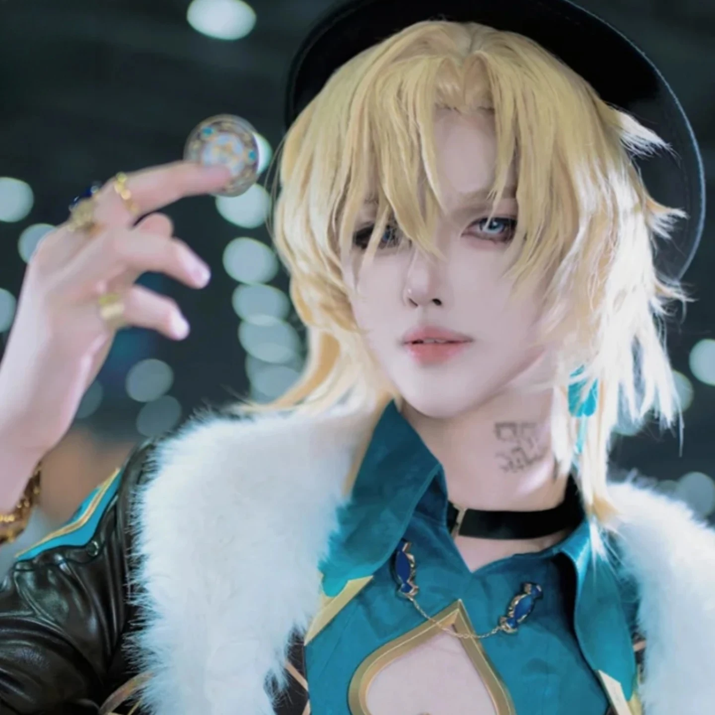 Honkai Star Rail用サンドゴールドコスプレウィッグ - 若々しい少年風スタイル、リアルな頭皮、狼の尻尾、フリップアップヘアスタイル、フルヘッドウィッグ