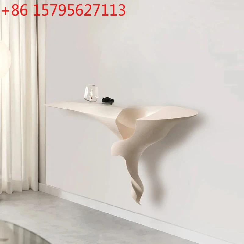 

Современное индивидуальное искусство. Входная входная платформа специальной формы. Лента из цельного дерева. Очень узкая настенная платформа с видом на конец.