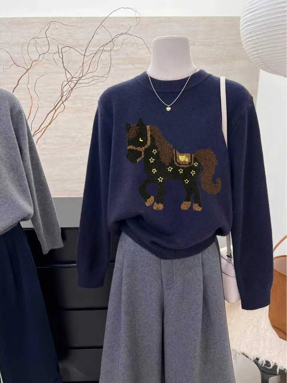 Czerwony sweter damski z dzianiny, luźny, luksusowy, z nadrukiem, okrągły dekolt, ciepły top na wczesną wiosnę, na Nowy Rok, casualowy, elegancki.