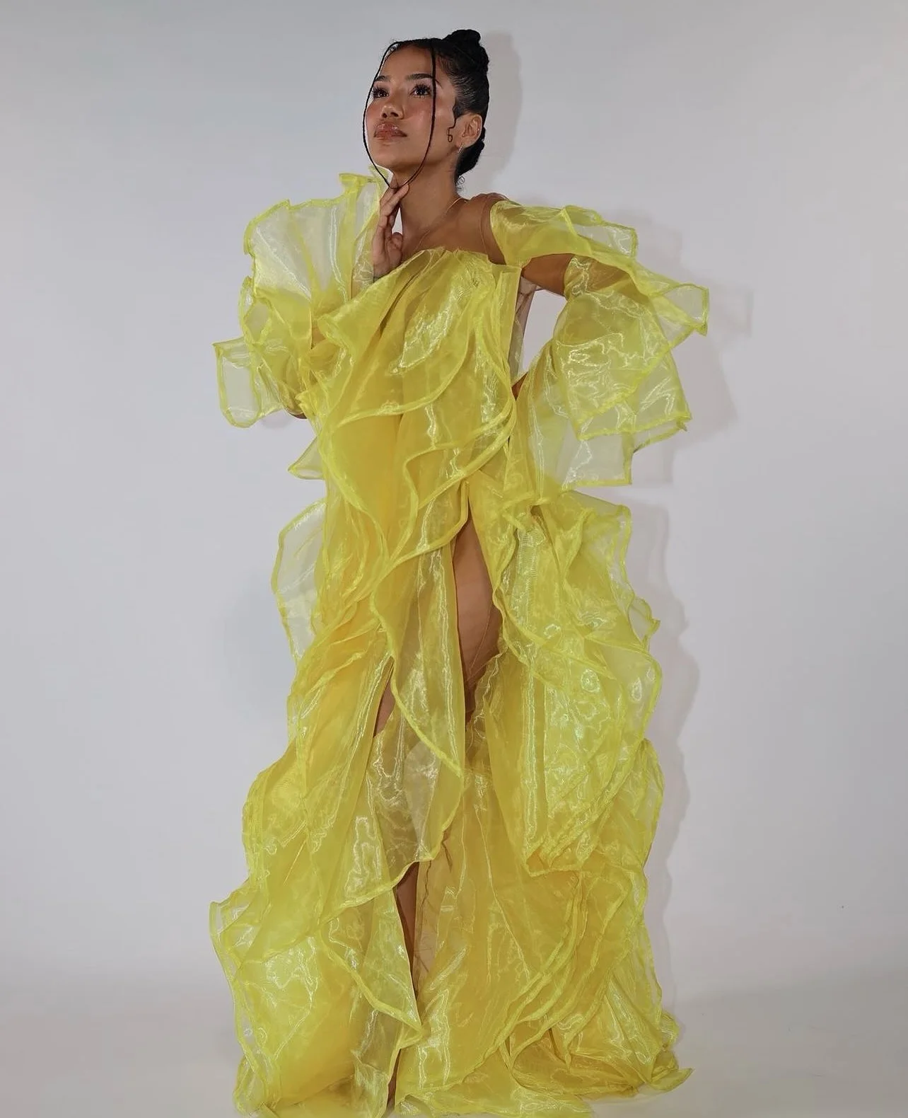 Accattivante abito in organza giallo con volant completo a strati abiti da festa da ballo collo trasparente lunghezza pavimento chic abito lungo da compleanno personalizzato