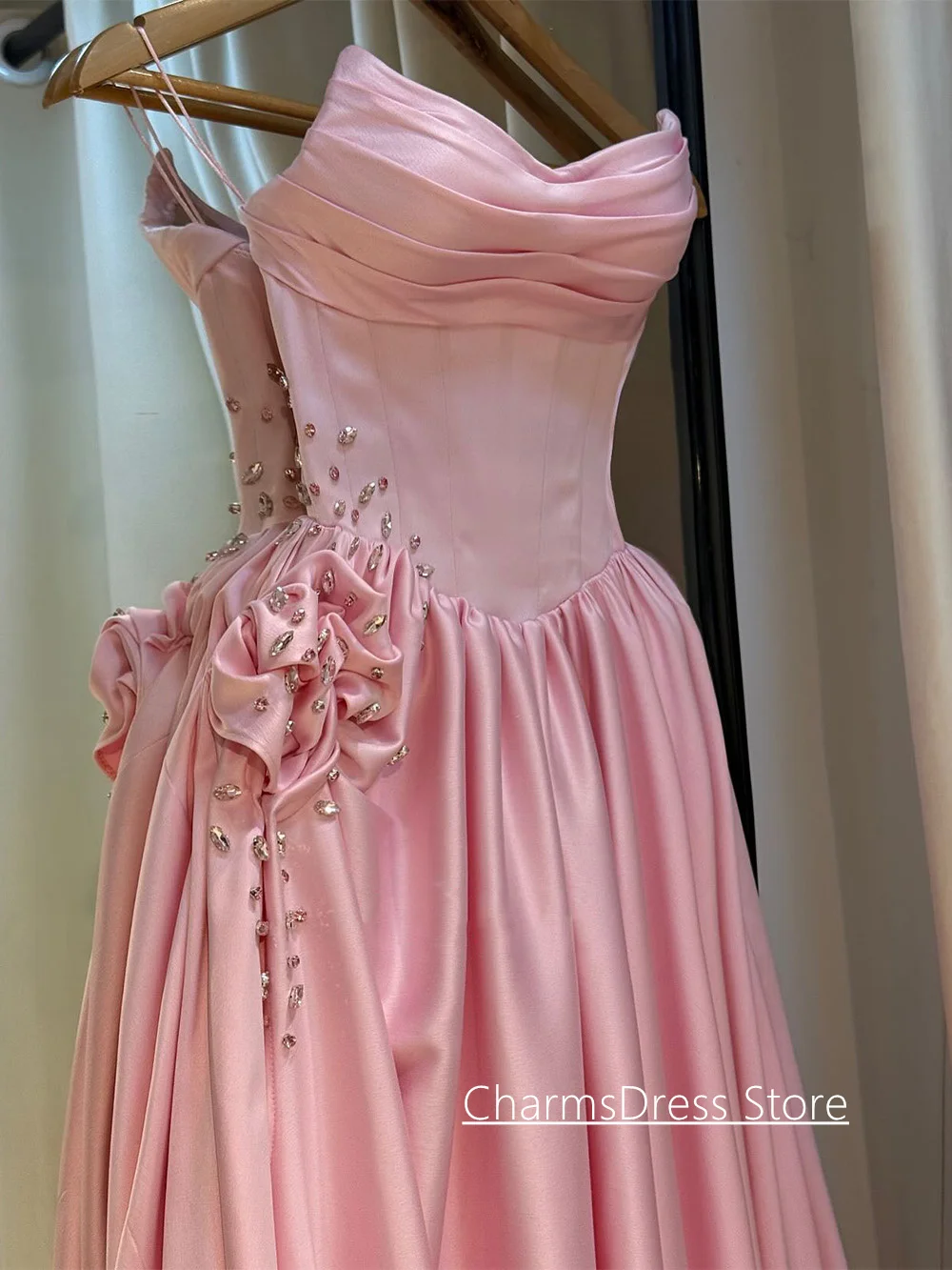 アラビアンイブニングドレス カスタマイズされたスクープネック ノースリーブ クリスタルストーン フラワードレープ ハイスリット Aライン サテン プロムドレス