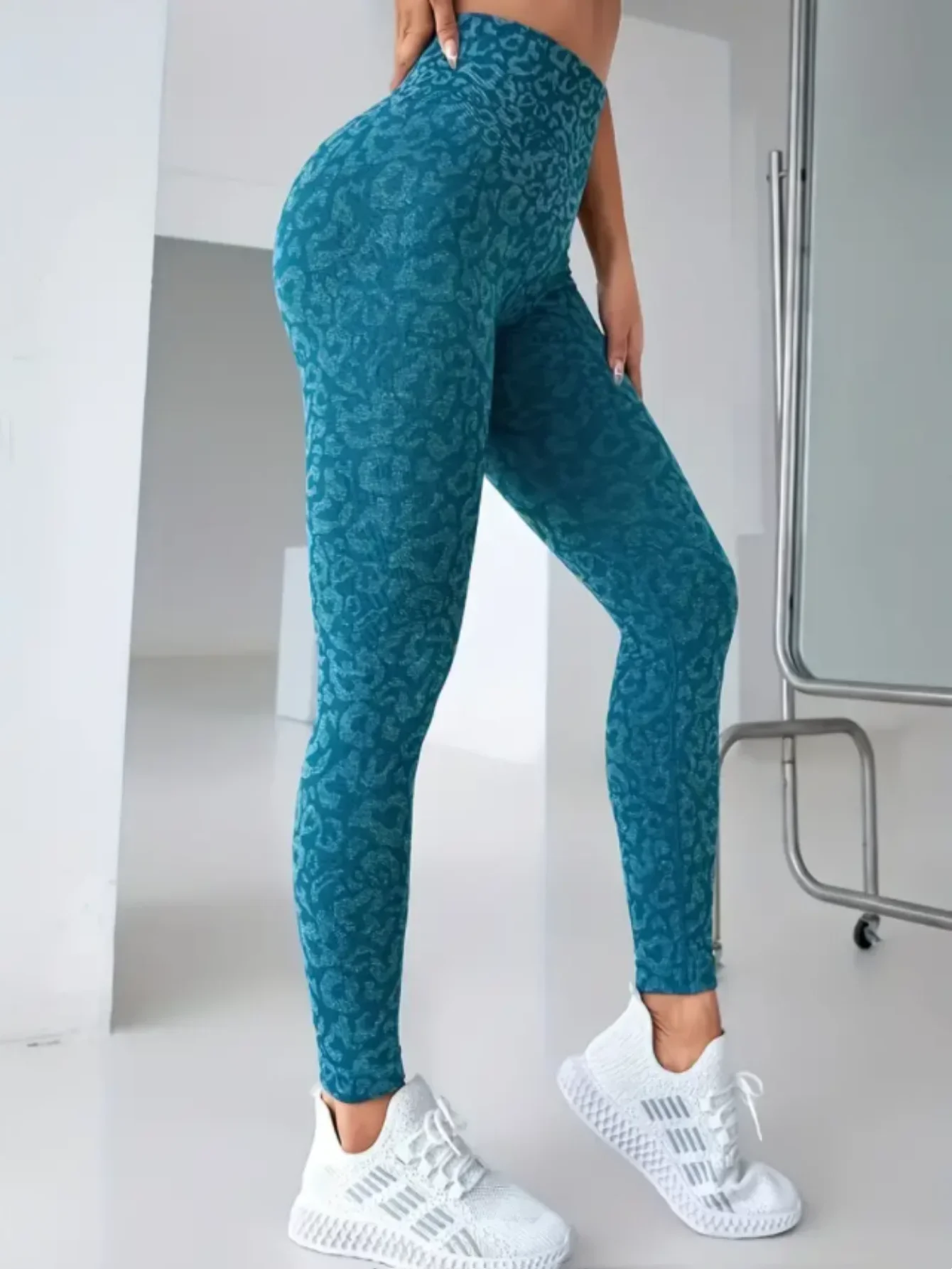 Pantaloni da yoga fianchi color pesca con stampa leopardata senza cuciture, pantaloni sportivi e fitness a vita alta ad asciugatura rapida