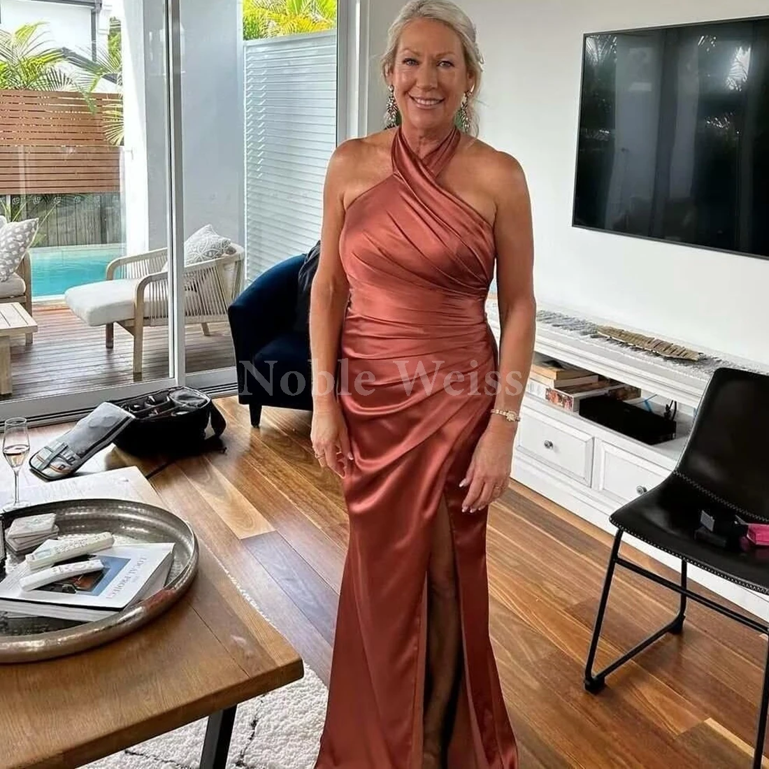 فساتين وصيفة الشرف أنيقة من الساتان بطيات رسن فستان طويل على شكل بوق للنساء للسهرات الرسمية حسب الطلب