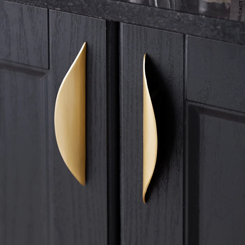 Moderner nordisch inspirierter Kupfer-Schrankgriff, elegantes goldenes Halbmond-Design für Kleiderschränke, Kantenzuggriff, Schrank, gebogener Griff