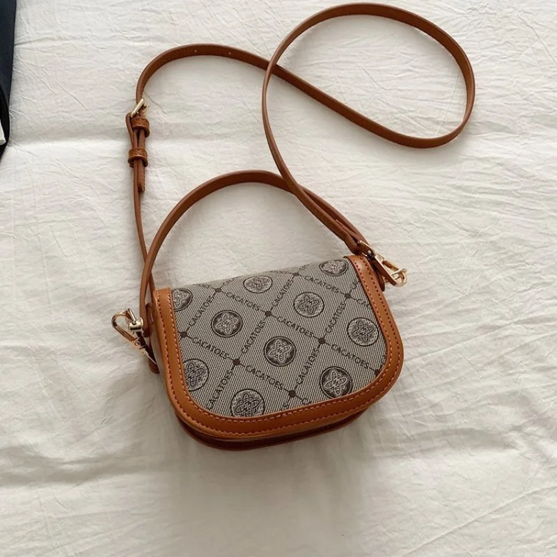 

Luxury Women's Messenger Bag Crafted From Premium Leather Featuring Paris Style And Elegant Daily Vintage Look