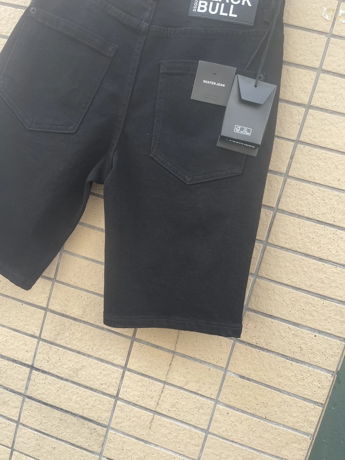 2024 Spring/Summer New D2 Jeans Trendy Men's Washed and Worn Hole Printed Graffiti Slim Fit Micro Elastic Denim Shorts