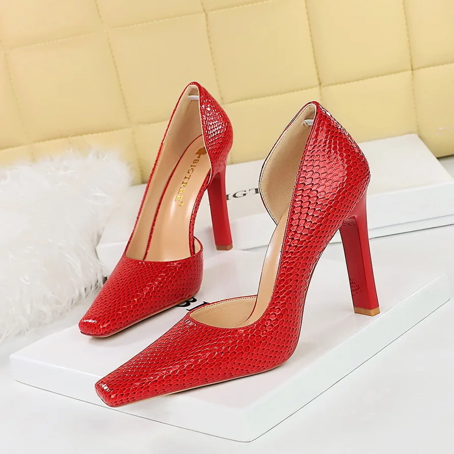 

Women Pumps Shoes New Wind Snake Pattern Lacquer Leather Heels With Thick Heels Shallow Mouth Square Headed Side High Shoese