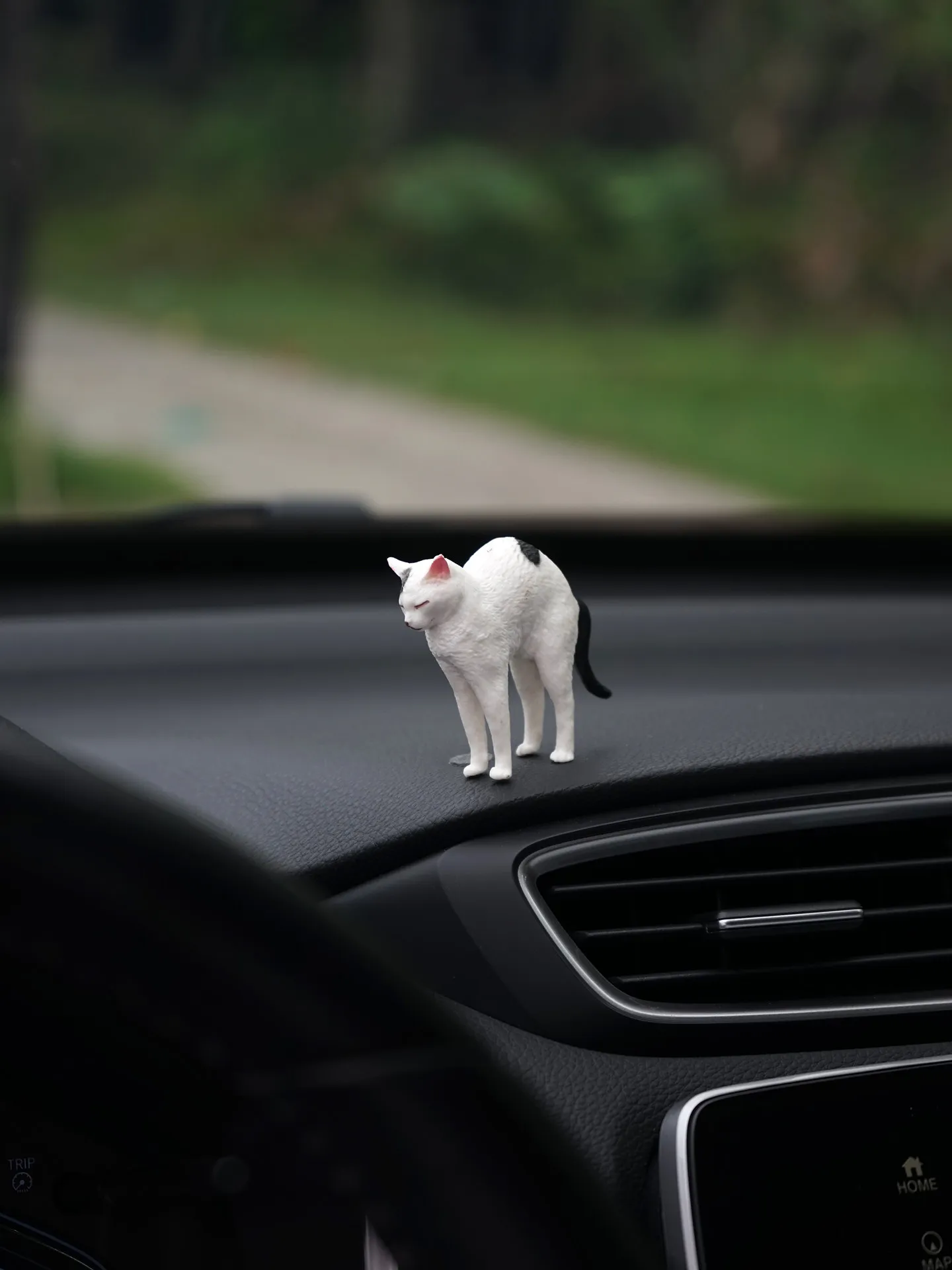 Cute Stretching Cat Figurine Car Decor Ornament Kitten Ornament for Dashboard Console Window Sill Auto Interior Accessory Gift