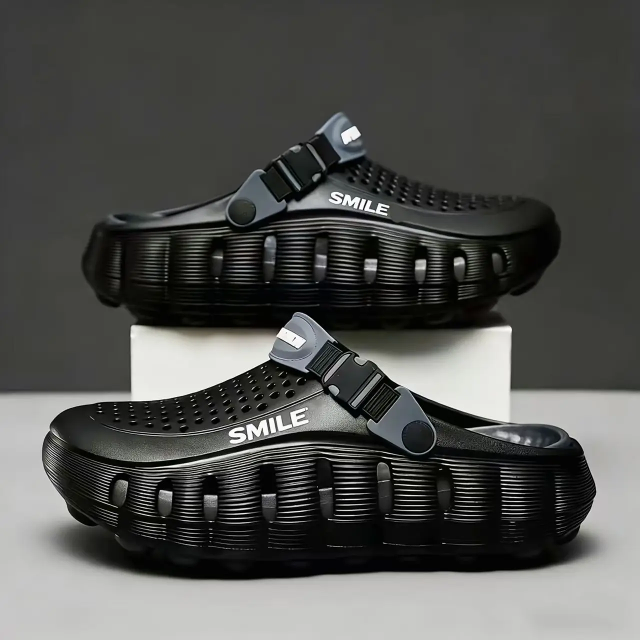 Men's summer sandals are non-slip and one-word, outside wear, two driving sandals, and beach shoes.