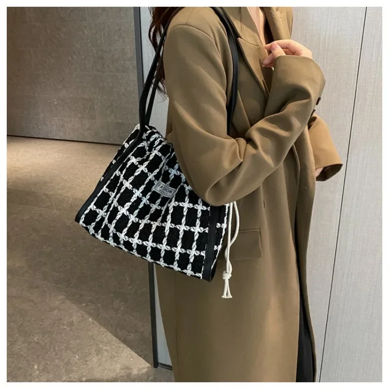 

B Popular Shoulder Bag Women's New Woolen Bucket Luxury Brand Shoulder Bag Premium Drawstring Commuter Tote Shoulder Bag