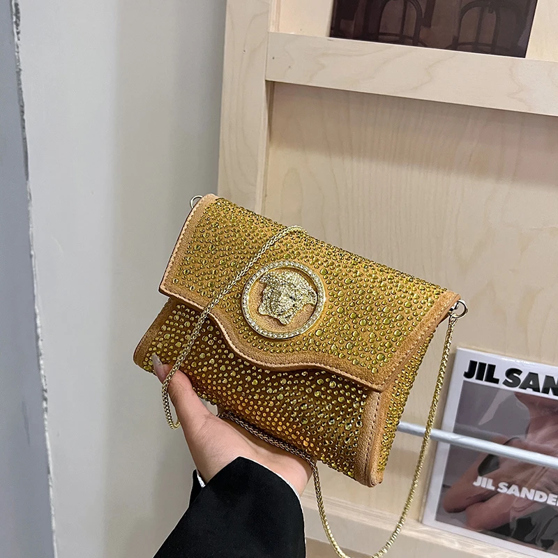 حقيبة كروس أنيقة وبسيطة - حقيبة جلدية عالية الجودة مع أجهزة عتيقة، تصميم عصري للنساء في المناطق الحضرية