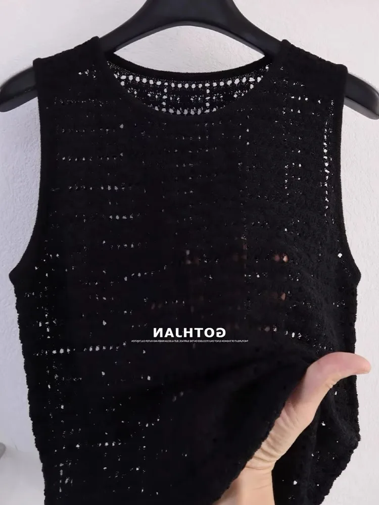 

2025 Summer Women's Knitted Hollow out Design Svel Vest Pure Color High End Top Ele Faionable Inner Wear Silk Blend
