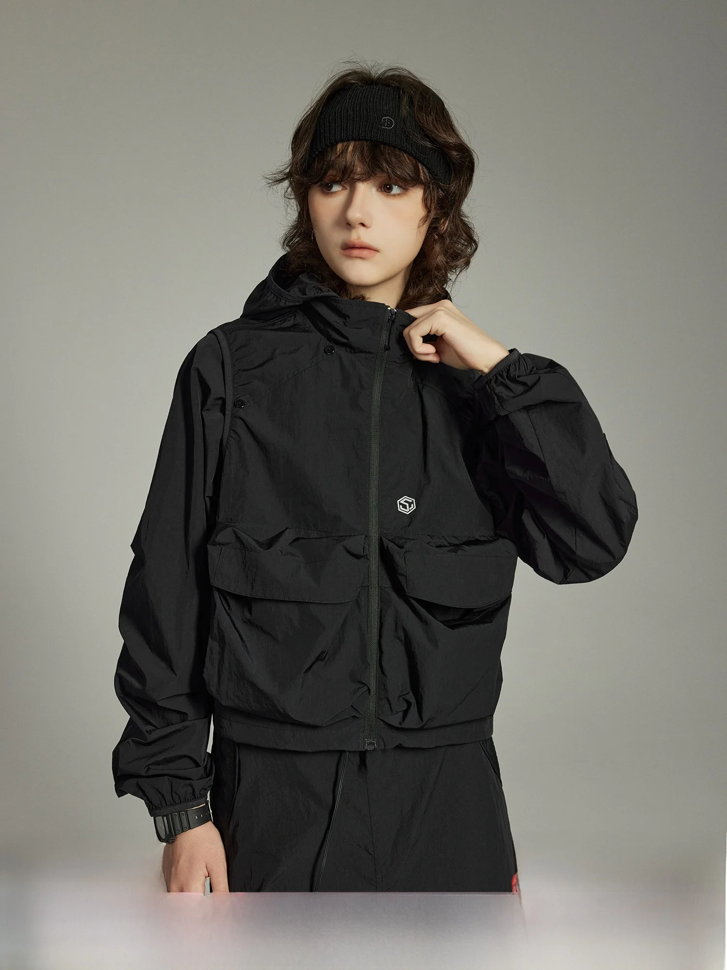 guuka-tech-–-gilet-court-a-capuche-noir-sans-manches-pour-femme-amovible-coupe-standard-en-nylon-coupe-vent-ideal-pour-le-printemps-et-les-activites-de-plein-air-avec-fermeture-eclair