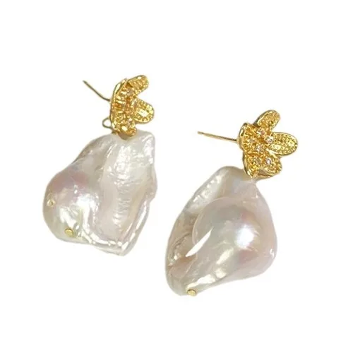 أقراط لؤلؤ المياه العذبة الباروكية الطبيعية، عناصر تصميم الزهور الصغيرة، تصميم متخصص، إحساس بسيط ومتقدم