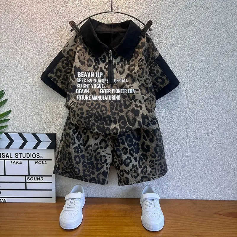 

Летний новый стильный детский комплект для мальчиков, футболка с короткими рукавами и шорты с леопардовым принтом, повседневный комплект из двух предметов для детей