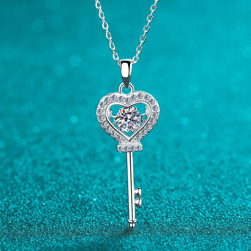 18K gold inlaid diamond lock heart necklace inlaid moissanite PT950 platinum 0.5 carat women's smart moissanite necklace