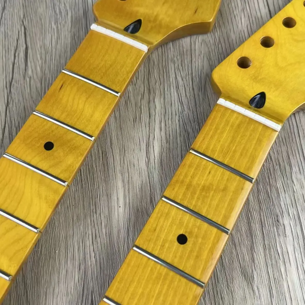 ST Guitar Neck Light Yellow Glossy Canadian Maple Fingerboard 22F 9.5 Inch Guitar Neck with Glossy Paint Finish