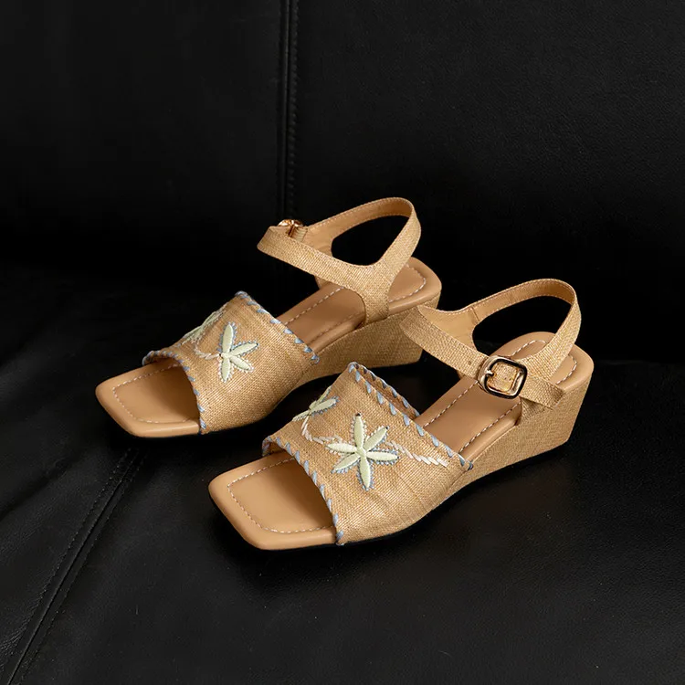 

2025New Wedge Women Sandals Khaki Straw Weaving Beach Summer Shoes Embroidery Flowers Sandalias Femininos Design Zapatos Mujer