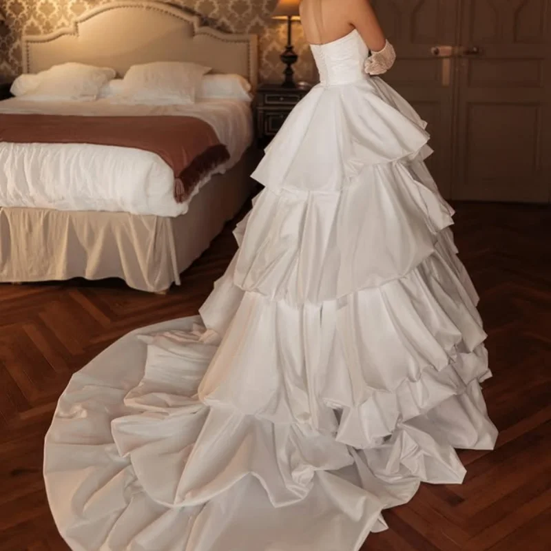 Abiti da sposa con applicazioni in raso bianco di abiti da sposa con decalcomania a strati senza maniche con spalle scoperte realizzati su misura